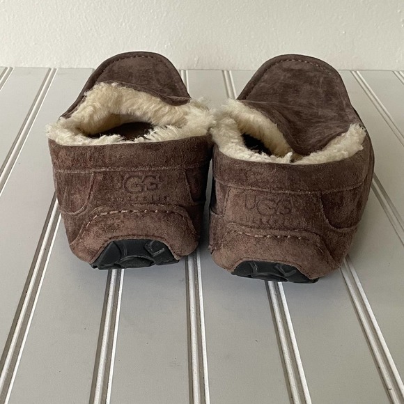 UGG Ascott Men’s Brown Shearling Slippers size 13 main image 10